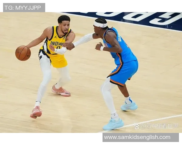 哈利伯顿遭遇重创痛苦倒地步行者全队紧急围拢施以援助 哈利伯顿遭遇重创痛苦倒地步行者全队紧急围拢施以援助