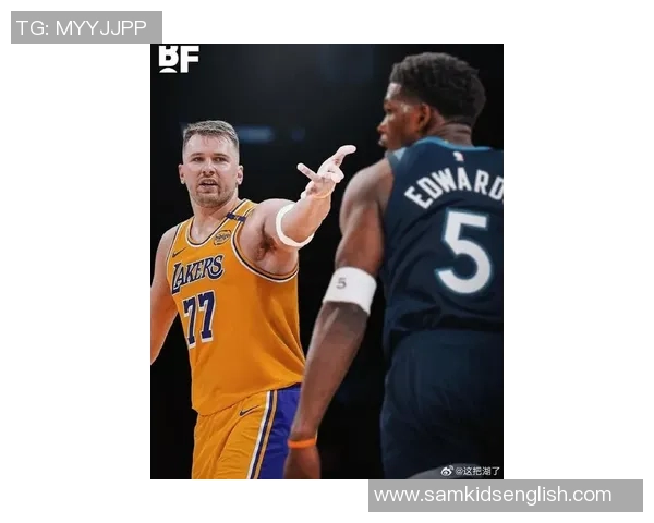 糟老头子!东契奇爆砍49118愣是差1分50,詹皇场边竖大拇指点赞