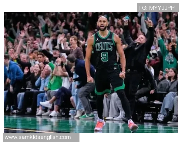 怀特自信进攻反遭吹罚 绿军挑战宣告失败 怀特自信进攻反遭吹罚 绿军挑战宣告失败